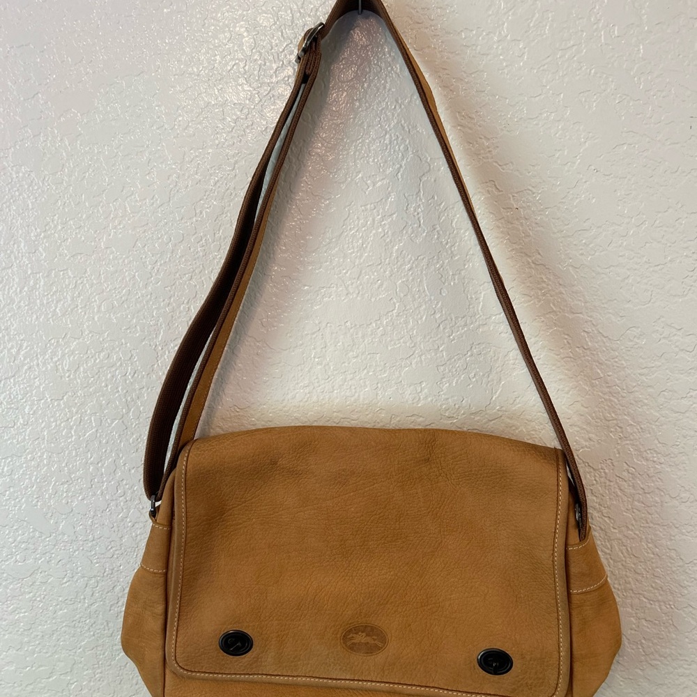 ⸻

🤎 Longchamp Tan Pebbled Leather Messenger Bag 🤎